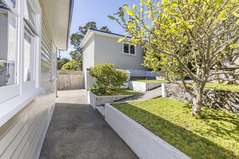 Photo of property in 15 Glanmire Road, Newlands, Wellington, 6037