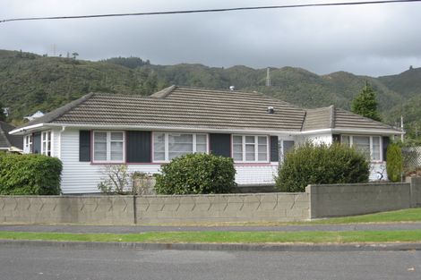 Photo of property in 2 Maru Street, Stokes Valley, Lower Hutt, 5019