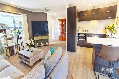 Photo of property in 19 Heversham Place, Glendene, Auckland, 0602