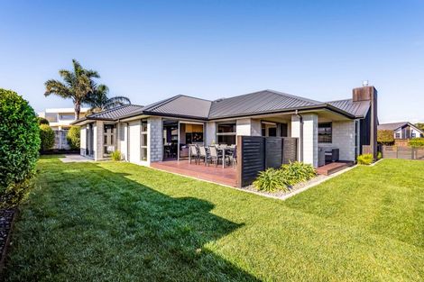 Photo of property in 52 Links Drive, Waiwhakaiho, New Plymouth, 4312