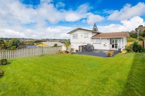 Photo of property in 34 Easton Park Parade, Glenfield, Auckland, 0629