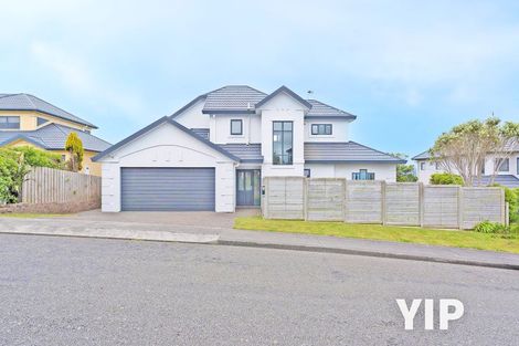 Photo of property in 5 Bennett Grove, Newlands, Wellington, 6037