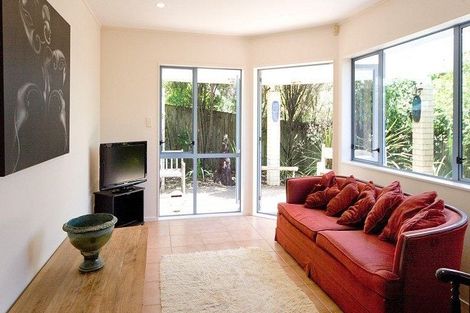 Photo of property in 82 Buscomb Avenue, Henderson, Auckland, 0610