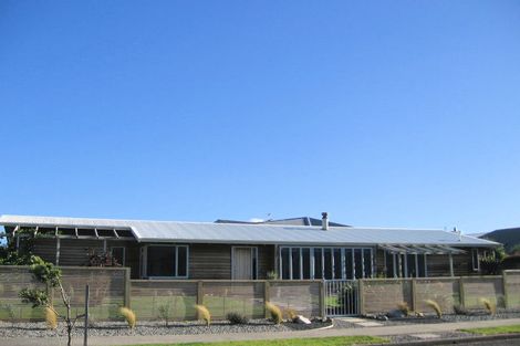 Photo of property in 1 Olliver Grove, Waikanae Beach, Waikanae, 5036