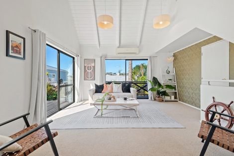 Photo of property in 2/31 Kiteroa Terrace, Rothesay Bay, Auckland, 0630