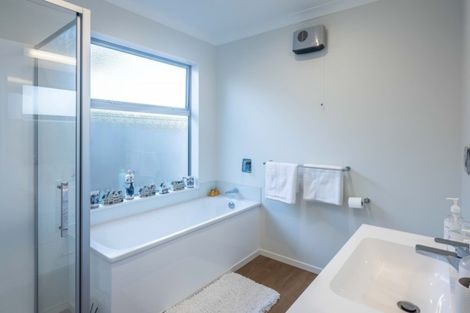 Photo of property in 17 Simpson Crescent, Raumati Beach, Paraparaumu, 5032