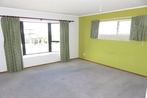 Photo of property in 3 Tamworth Crescent, Newlands, Wellington, 6037