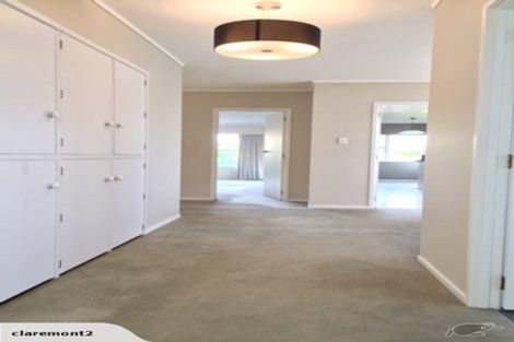 Photo of property in 24 Holdaway Avenue, Northcote, Auckland, 0627