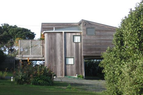 Photo of property in 3 Penguin Street, Leigh, 0985