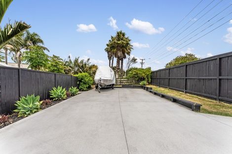 Photo of property in 2/71 Deep Creek Road, Waiake, Auckland, 0630