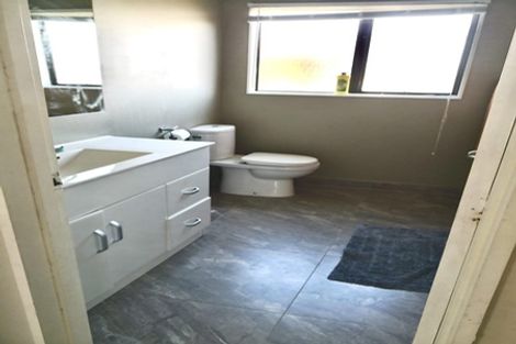 Photo of property in 28 Dungarvon Place, Clendon Park, Auckland, 2103