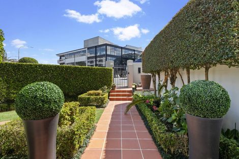 Photo of property in 2/177 Hurstmere Road, Takapuna, Auckland, 0622