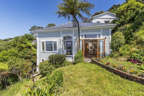 Photo of property in 37 Garden Road, Northland, Wellington, 6012