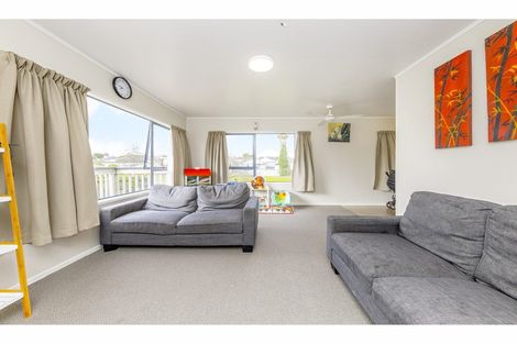 Photo of property in 2/73 Etherton Drive, Weymouth, Auckland, 2103