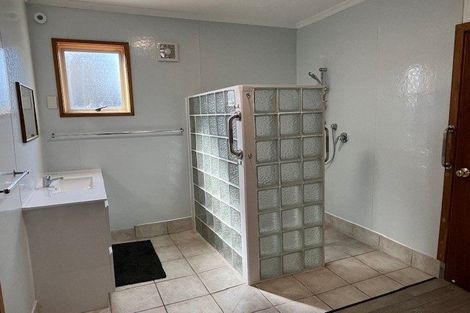 Photo of property in 24 Hurstbourn Priors, Goodwood Heights, Auckland, 2105