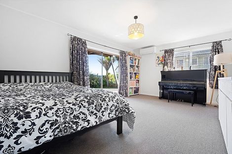 Photo of property in 52 Chelsea View Drive, Chatswood, Auckland, 0626