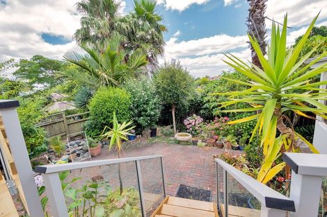 Photo of property in 1/8 Sunset Road, Unsworth Heights, Auckland, 0632