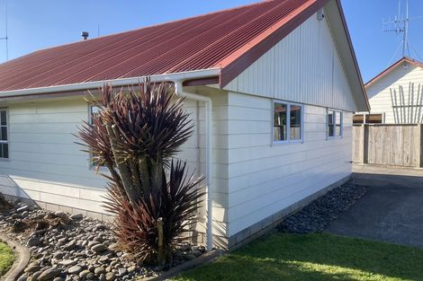 Photo of property in 98 Oakfield Crescent, Pukete, Hamilton, 3200