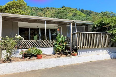 Photo of property in 2/1 Angle Street, Picton, 7220