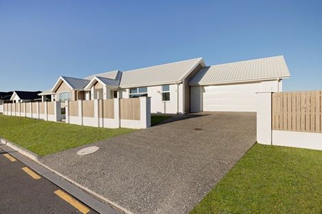 Photo of property in 4 Kuakua Close, Papamoa Beach, Papamoa, 3118