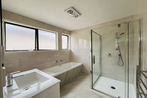 Photo of property in 15 Aronia Way, Goodwood Heights, Auckland, 2105