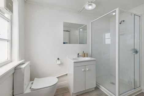 Photo of property in 15 Glanmire Road, Newlands, Wellington, 6037