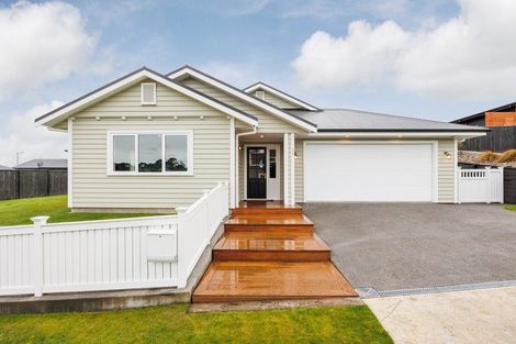 Photo of property in 44 Vaucluse Heights, Fitzherbert, Palmerston North, 4410