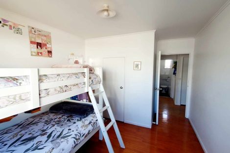 Photo of property in 8 Aplin Place, Birkdale, Auckland, 0626