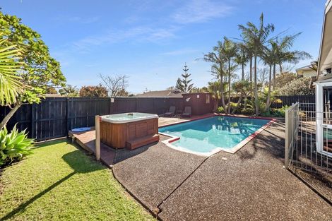 Photo of property in 5 Cascades Road, Pakuranga Heights, Auckland, 2010