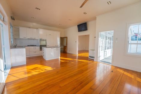 Photo of property in 34 William Bond Street, Stanley Point, Auckland, 0624