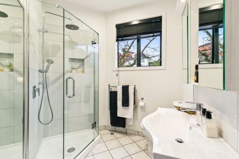 Photo of property in 2/67 Bolton Street, Kelburn, Wellington, 6012