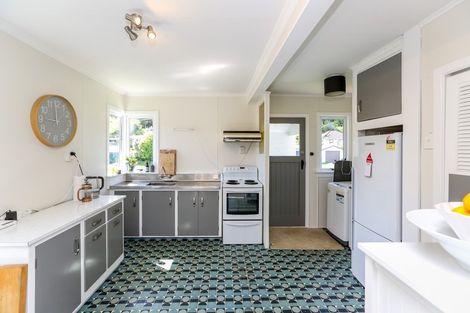 Photo of property in 16 Awanui Street, Merrilands, New Plymouth, 4312
