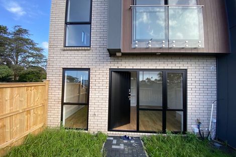 Photo of property in 2/9 Schnapper Rock Road, Greenhithe, Auckland, 0632