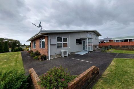 Photo of property in 2 Onslow Place, Merrilands, New Plymouth, 4312