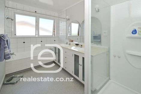 Photo of property in 124 Gossamer Drive, Pakuranga Heights, Auckland, 2010