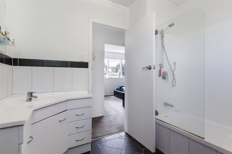 Photo of property in 1/3 Salem Place, Torbay, Auckland, 0630