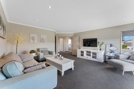 Photo of property in 12 Monaco Grove, Fitzherbert, Palmerston North, 4410