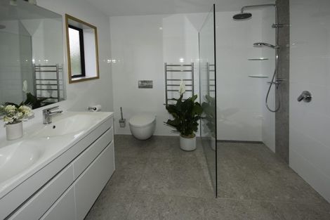 Photo of property in 10 Kinross Drive, Merrilands, New Plymouth, 4312