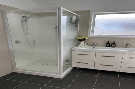 Photo of property in 33 Agincourt Street, Glenfield, Auckland, 0629