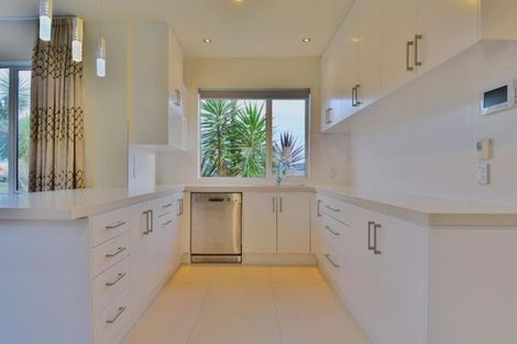 Photo of property in 16 Loughros Place, Pinehill, Auckland, 0632