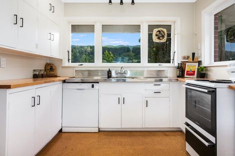 Photo of property in 15 Handyside Street, Tawa, Wellington, 5028