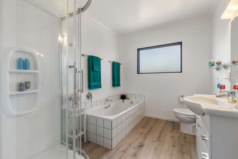 Photo of property in 19a Kawaha Point Road, Fairy Springs, Rotorua, 3015