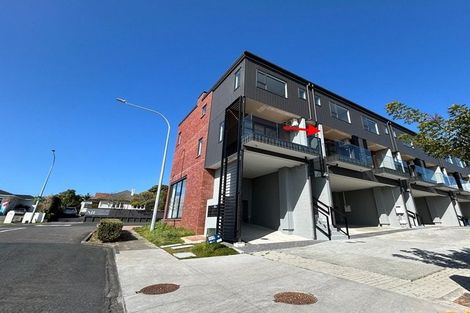 Photo of property in 2/1 Egremont Street, Belmont, Auckland, 0622