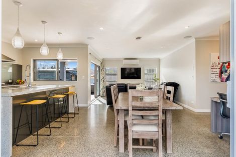 Photo of property in 36 Gilbransen Road, Kumeu, 0810