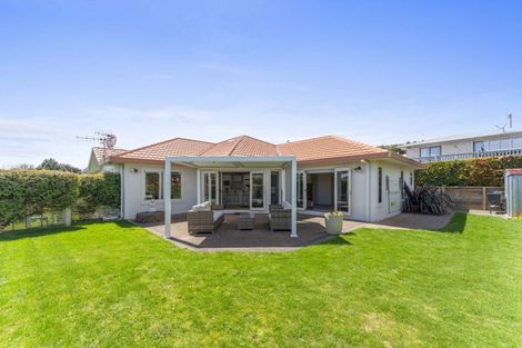 Photo of property in 2 Fairview Terrace, Waipahihi, Taupo, 3330