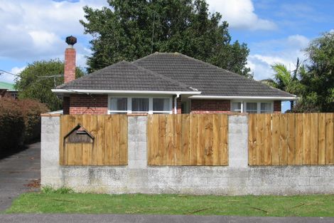 Photo of property in 31 Ward Crescent, Te Atatu Peninsula, Auckland, 0610