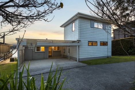 Photo of property in 24 The Crescent, Tindalls Beach, Whangaparaoa, 0930
