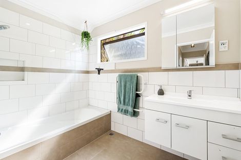 Photo of property in 5 Lorena Place, West Harbour, Auckland, 0618