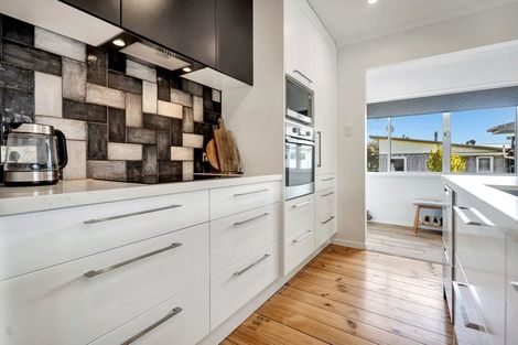 Photo of property in 18 Karaka Road, Kawakawa Bay, Papakura, 2585