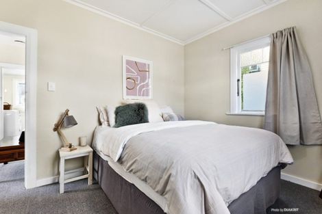 Photo of property in 2 Linwood Way, Island Bay, Wellington, 6023